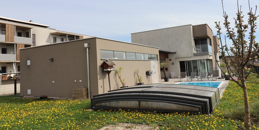 Besonderes und einzigartiges Niedrigenergiehaus mit hochwertigem, beheizbarem Swimmingpool zu verkaufen