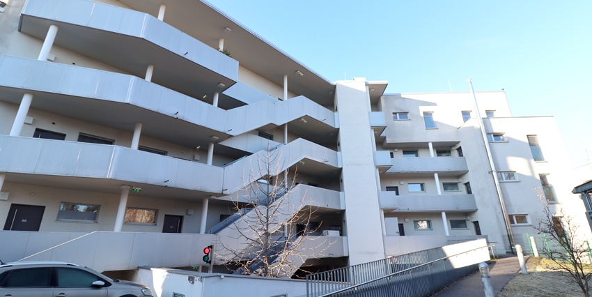 Sehr schöne 49 m2 Zweizimmerwohnung im ersten Stock mit 18 m2 Terrasse und Tiefgaragenplatz in ruhiger Lage zu vermieten