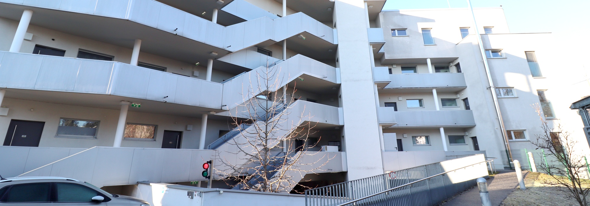 Sehr schöne 49 m2 Zweizimmerwohnung im ersten Stock mit 18 m2 Terrasse und Tiefgaragenplatz in ruhiger Lage zu vermieten